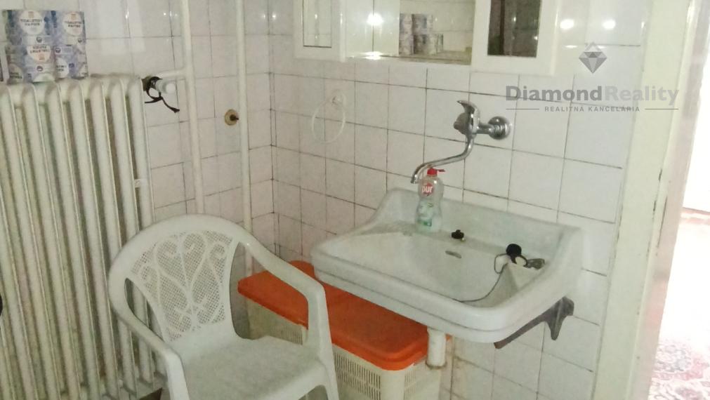 NA PREDAJ – DVA RODINNÉ DOMY NA POZEMKU 2 624 m², BÁDICE