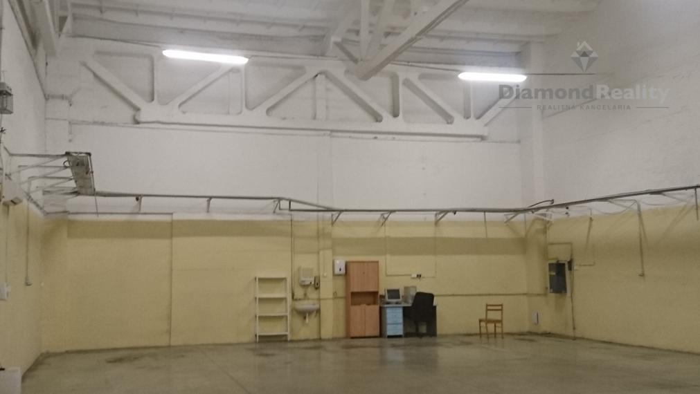 VÝROBNÉ HALY A SKLADY – PRENÁJOM SKLADOVÝCH A VÝROBNÝCH PRIESTOROV S KANCELÁRIAMI | 3 251 m² | TOP DOSTUPNOSŤ PRE KAMIÓNY