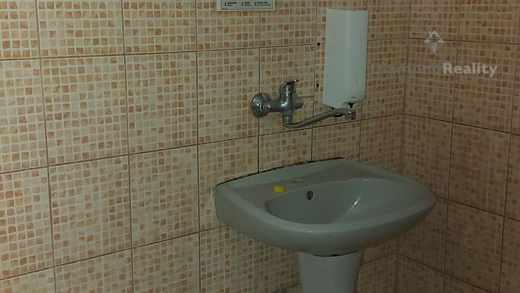 VÝROBNÉ HALY A SKLADY – PRENÁJOM SKLADOVÝCH A VÝROBNÝCH PRIESTOROV S KANCELÁRIAMI | 3 251 m² | TOP DOSTUPNOSŤ PRE KAMIÓNY