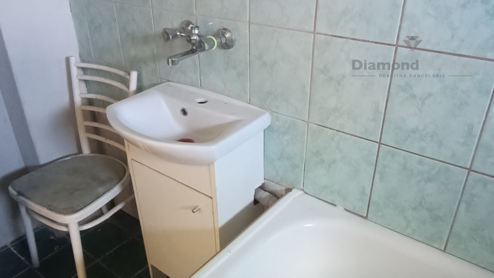 NA PREDAJ: ŠTARTOVACÍ DOM ALEBO INVESTIČNÁ PRÍLEŽITOSŤ VO VRÁBĽOCH – ZA VÝBORNÚ CENU!