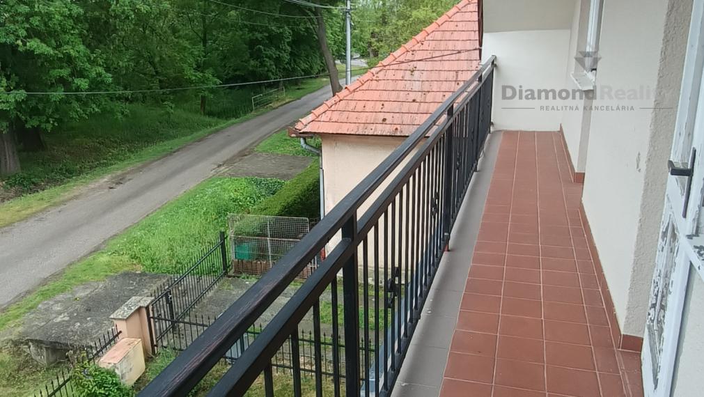 Priestranný rodinný dom s garážou, dielňou a krásnym zázemím v obci Veľké Chrašťany – Beladice