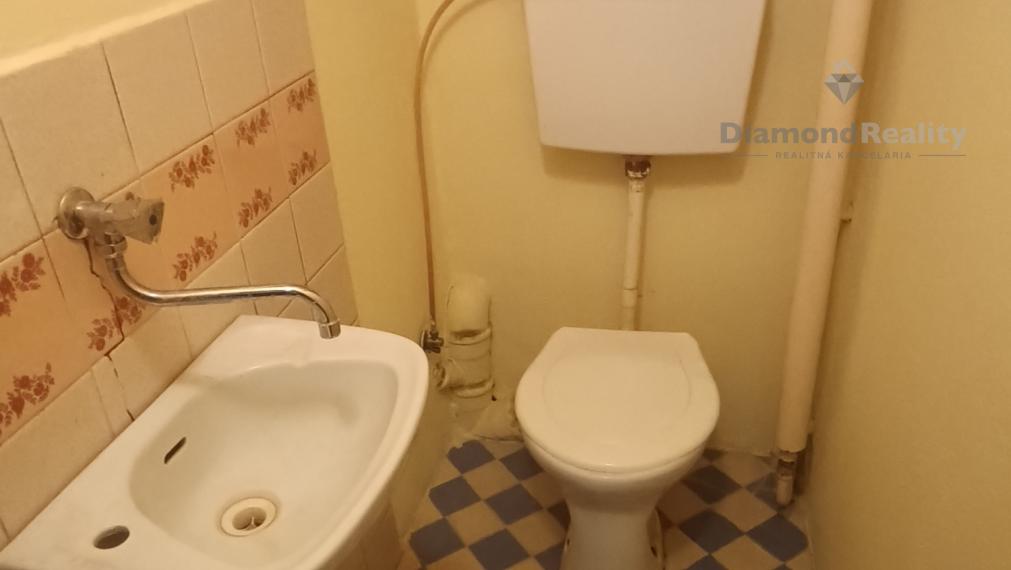 Priestranný rodinný dom s garážou, dielňou a krásnym zázemím v obci Veľké Chrašťany – Beladice