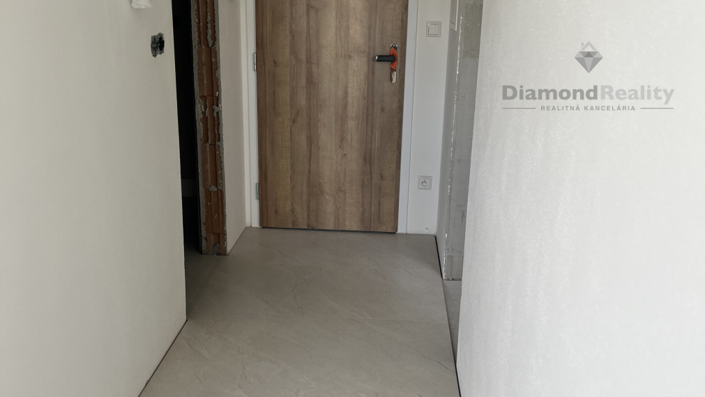NA PREDAJ – MODERNÝ 2-IZBOVÝ BYT VO VEĽKOM ZÁLUŽÍ