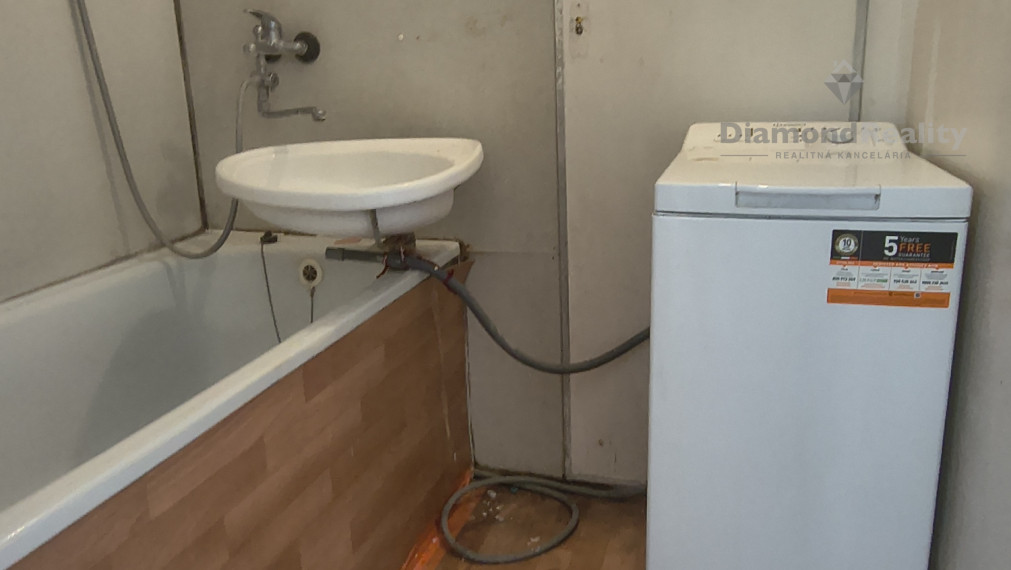 Super cena!Na predaj 2,5 izbový byt s balkónom v obľúbenej lokalite Nitra – Chrenová, pri N-centre