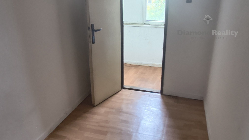 Super cena!Na predaj 2,5 izbový byt s balkónom v obľúbenej lokalite Nitra – Chrenová, pri N-centre