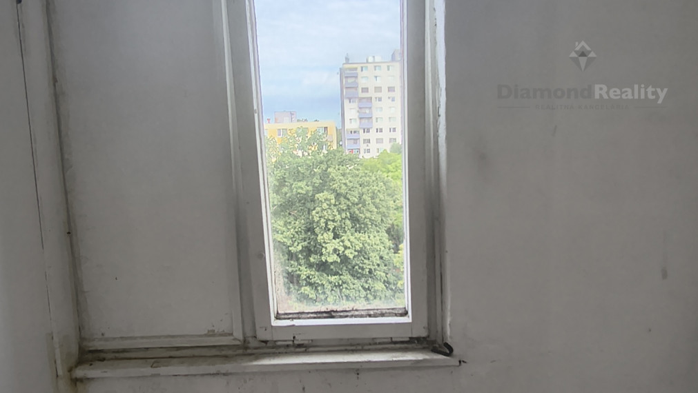 Super cena!Na predaj 2,5 izbový byt s balkónom v obľúbenej lokalite Nitra – Chrenová, pri N-centre