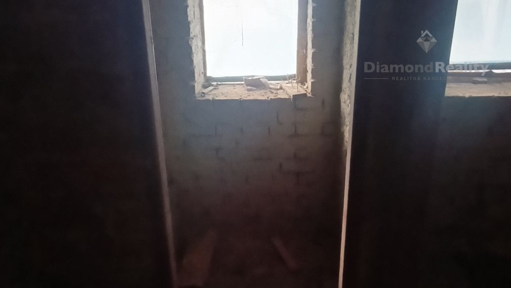 Výrazná zľava!!!!! Nepremeškajte!Na predaj 35 árový pozemok s vidieckym domom Mlyňany