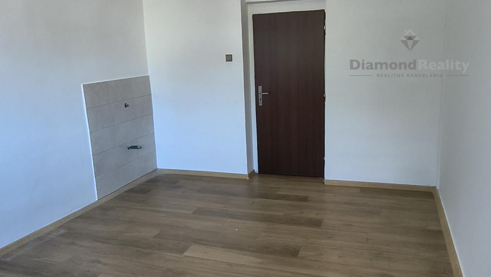 Na prenájom 17 m2  kancelárie s umývadlom Nitra Vašinova