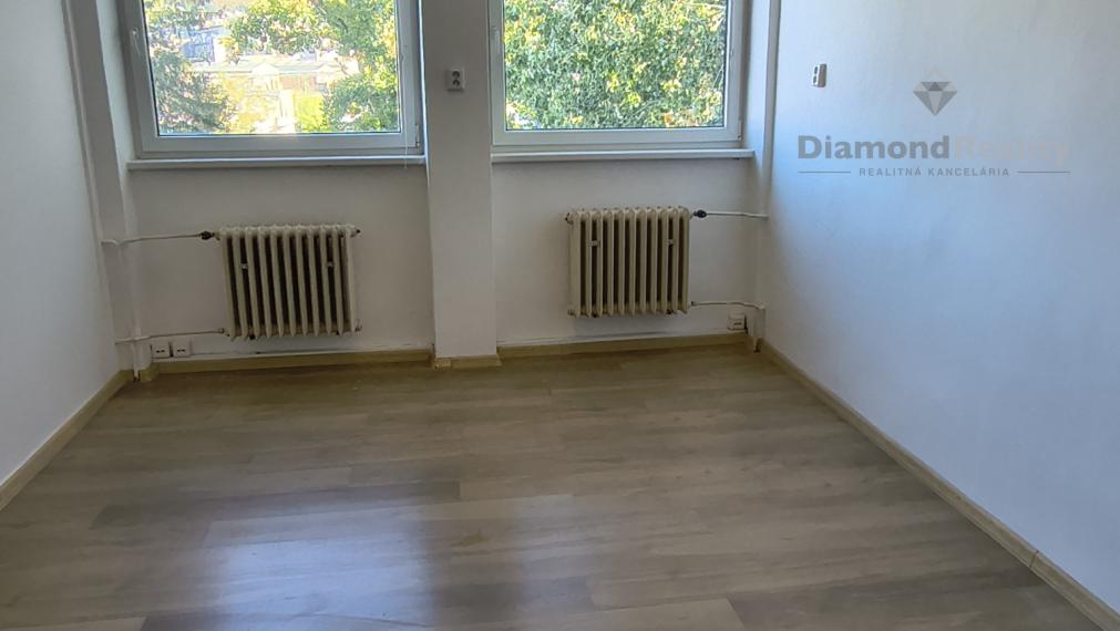 Na prenájom 17 m2  kancelárie s umývadlom Nitra Vašinova