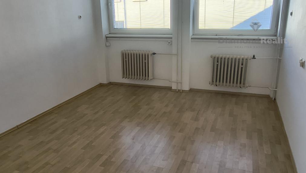 Na prenájom 17 m2  kancelárie s umývadlom Nitra Vašinova