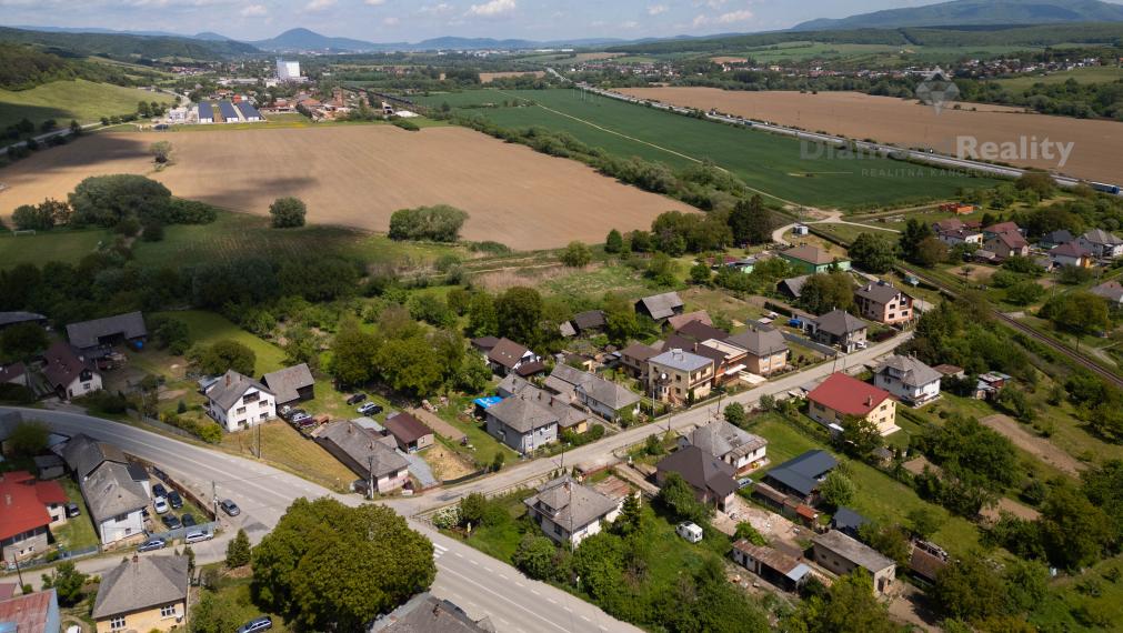 Rovinatý STAVEBNÝ pozemok v centre obce Drienovská Nová Ves