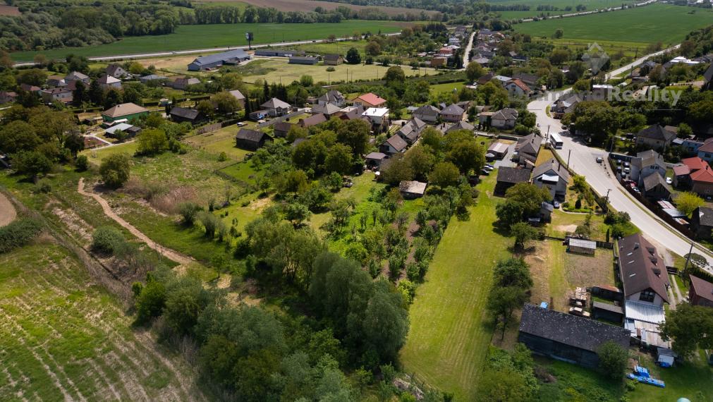 Rovinatý STAVEBNÝ pozemok v centre obce Drienovská Nová Ves