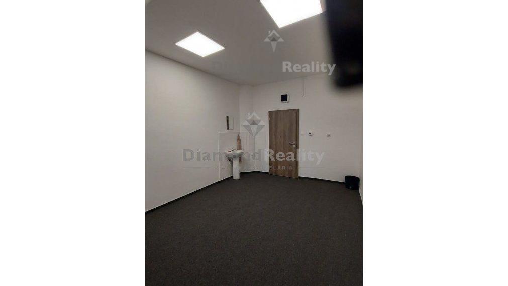 Na prenájom kancelárske priestory v centre mesta s veľkým parkoviskom aj  s garážovým státím