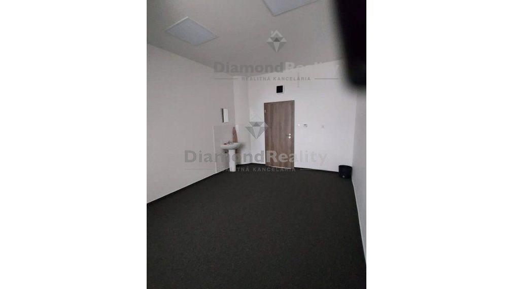 Na prenájom kancelárske priestory v centre mesta s veľkým parkoviskom aj  s garážovým státím