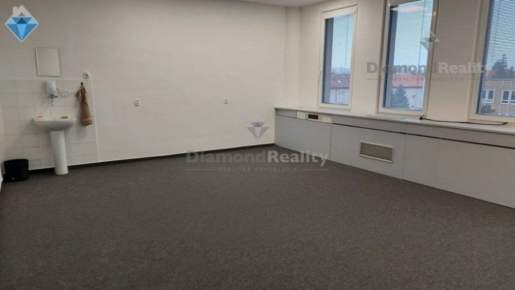 Na prenájom kancelárske priestory v centre mesta s veľkým parkoviskom aj garážové státie   ,