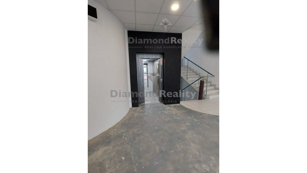Na prenájom kancelárske priestory v centre mesta s veľkým parkoviskom aj garážové státie   ,