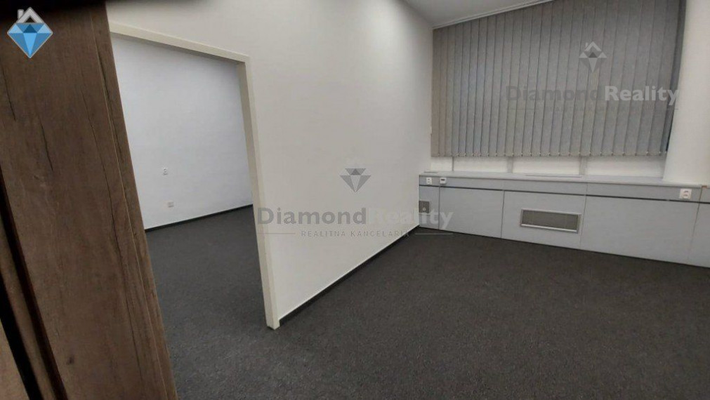 Na prenájom kancelárske priestory v centre mesta s veľkým parkoviskom aj garážové státie   ,