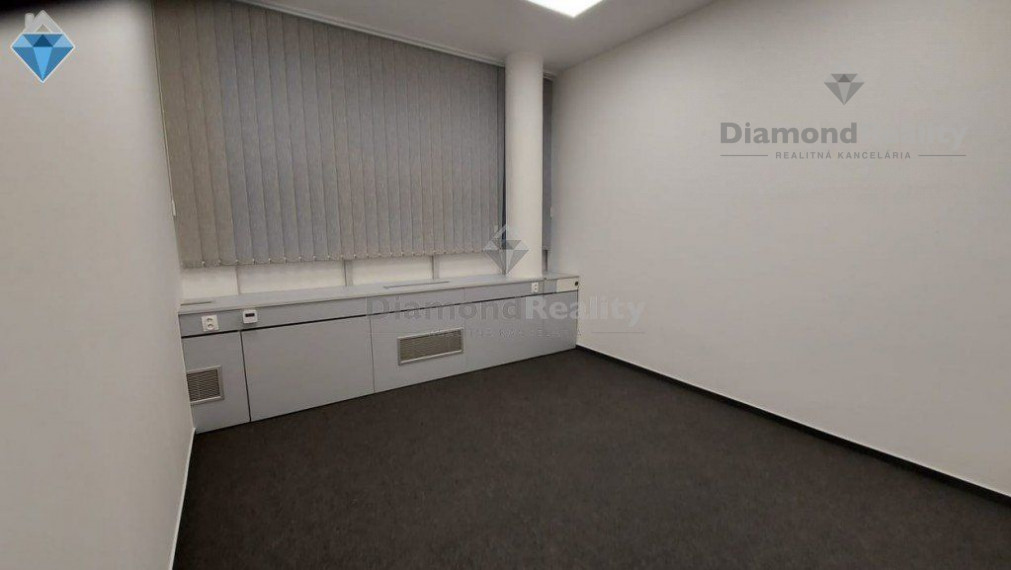 Na prenájom kancelárske priestory v centre mesta s veľkým parkoviskom aj garážové státie   ,