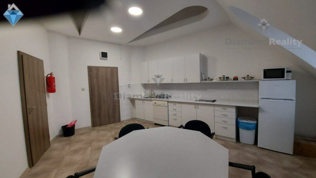 Na prenájom kancelárske priestory v centre mesta s veľkým parkoviskom aj garážové státie   ,