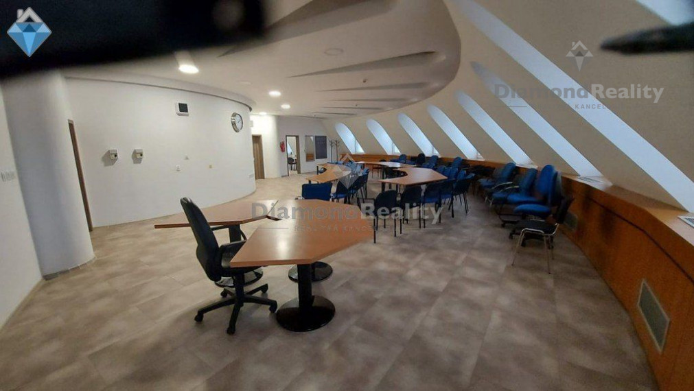 Na prenájom kancelárske priestory v centre mesta s veľkým parkoviskom aj garážové státie   ,