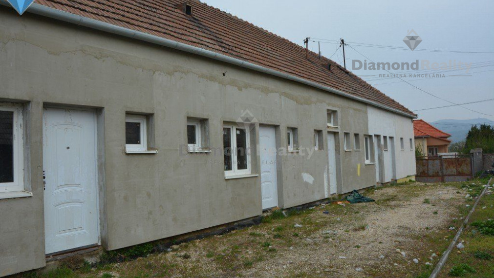 Na predaj rodinný dom Čakajovce - veľký pozemok, možnosť rozdeliť na 2 časti, možnosť ubytovať 15-20 robotníkov