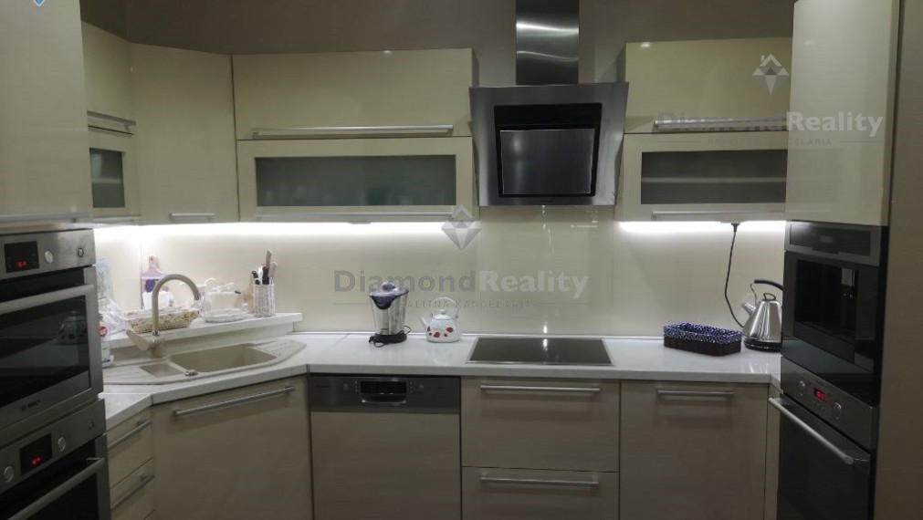 Na prenájom veľký 5 izbový byt mezonet, ulica Hlavná, Trnava.