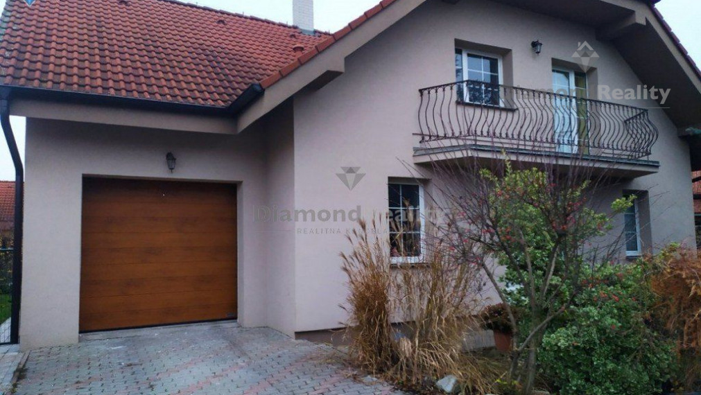 Na prenájom krásny rodinný dom so záhradou, v centre mesta, Senec