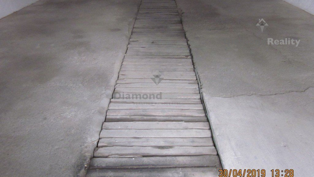 Na prenájom skladovacie priestory s montážnou jamou