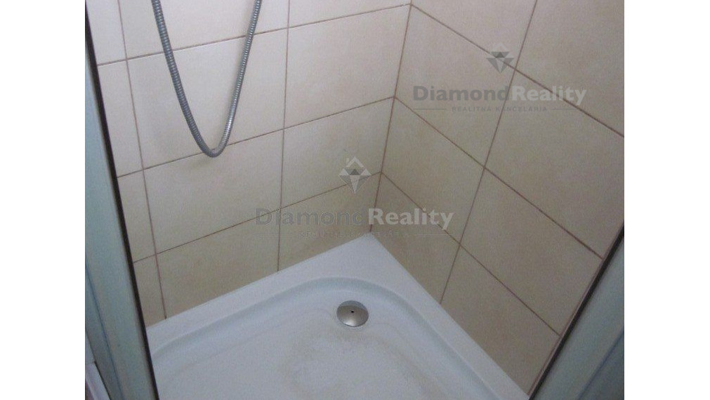 Na prenájom skladovacie priestory s montážnou jamou