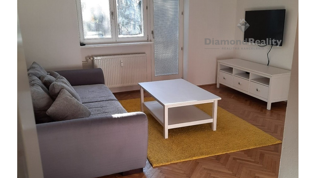 Na prenájom zariadený 3 izbový byt s balkónom, Podjavorinskej, Trnava.