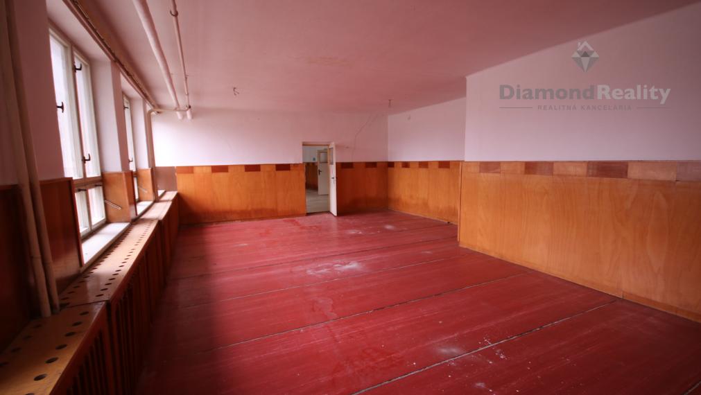 Na predaj stavebný pozemok v centre obce Mojzesovo