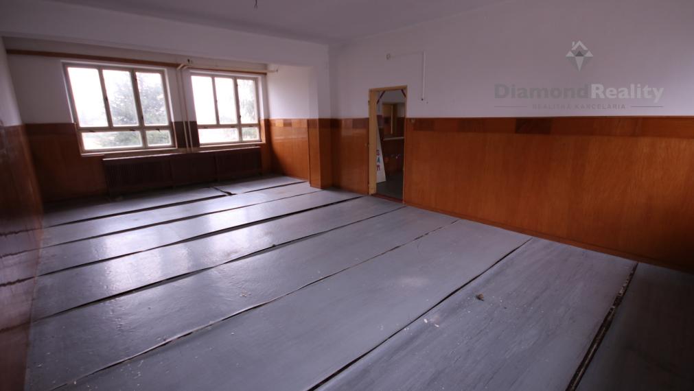 Na predaj stavebný pozemok v centre obce Mojzesovo