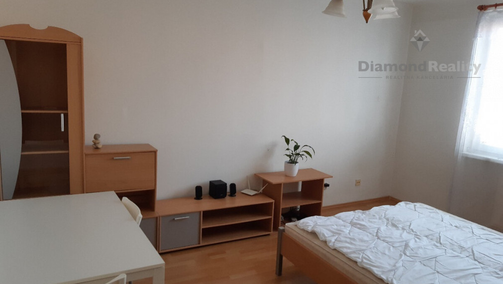 Na prenájom veľký zariadený 1 izbový byt, ulica Tehelná, Trnava.