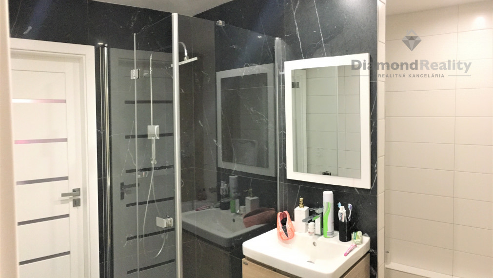 PREDANÝ ! 1.5 izbový byt, loggia 6m2, komora, pivnica