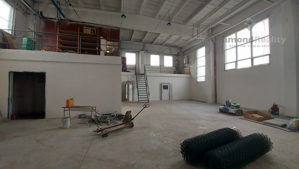 Na prenájom výrobné , skladové priestory - murovaná hala