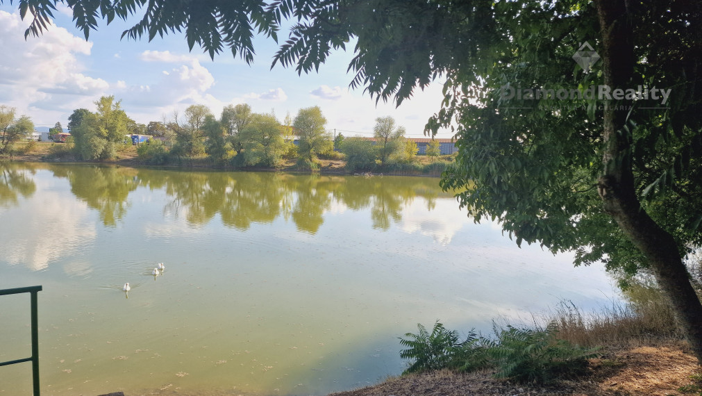 Na predaj záhrada s chatkou v peknej lokalite, Kokšov - Bakša pri jazere s mólom