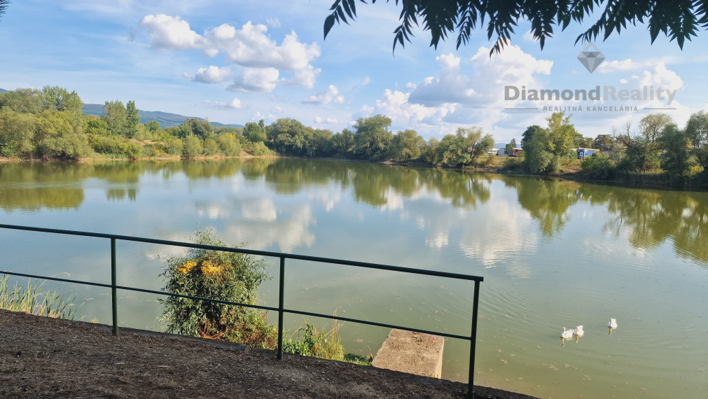 Na predaj záhrada s chatkou v peknej lokalite, Kokšov - Bakša pri jazere s mólom