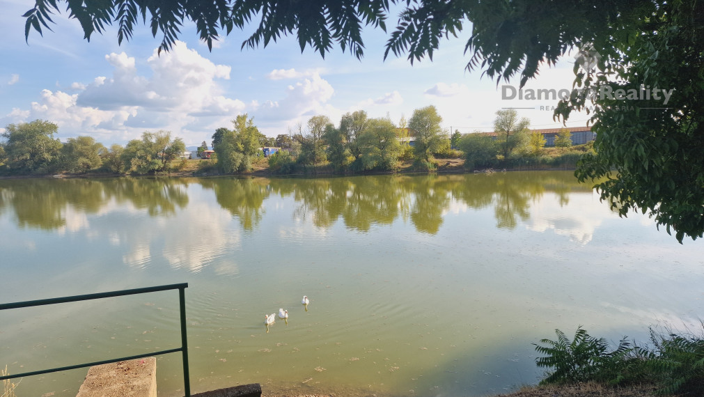 Na predaj záhrada s chatkou v peknej lokalite, Kokšov - Bakša pri jazere s mólom