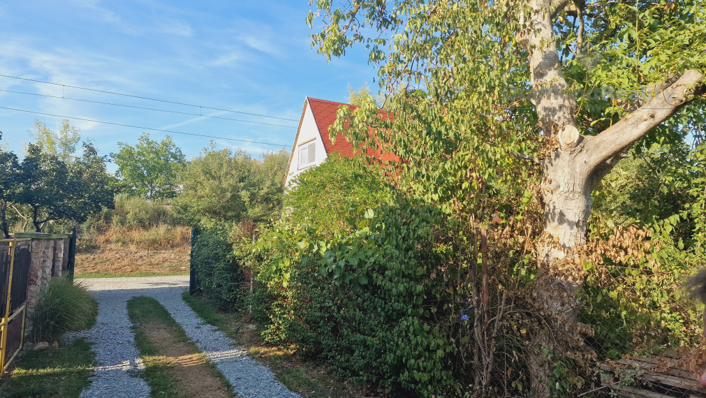 Na predaj záhrada s chatkou v peknej lokalite, Kokšov - Bakša pri jazere s mólom
