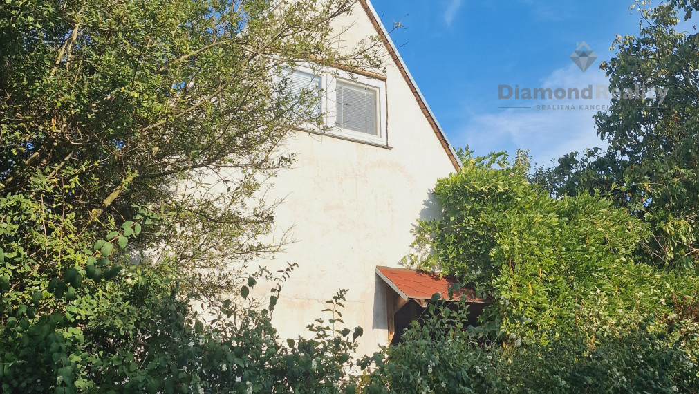 Na predaj záhrada s chatkou v peknej lokalite, Kokšov - Bakša pri jazere s mólom