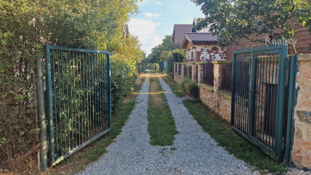 Na predaj záhrada s chatkou v peknej lokalite, Kokšov - Bakša pri jazere s mólom