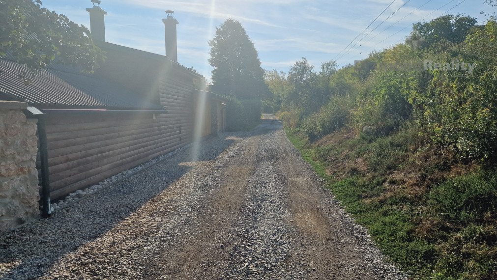 Na predaj záhrada s chatkou v peknej lokalite, Kokšov - Bakša pri jazere s mólom