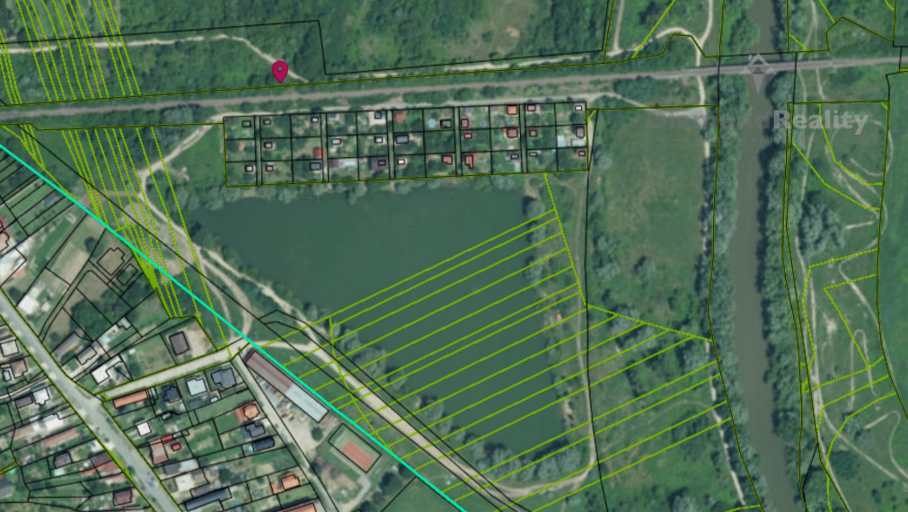 Na predaj záhrada s chatkou v peknej lokalite, Kokšov - Bakša pri jazere s mólom