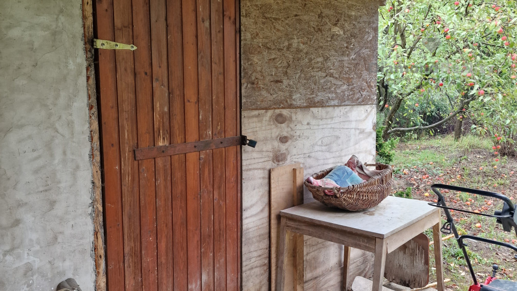 Na predaj záhrada s chatkou v peknej lokalite, Kokšov - Bakša pri jazere s mólom