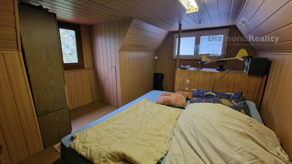 Na predaj záhrada s chatkou v peknej lokalite, Kokšov - Bakša pri jazere s mólom