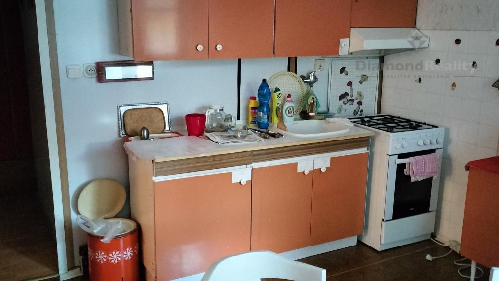 Na prenájom 2 izbový zariadený byt s lodžiou v pôvodnom stave, Exnárova ul., Košice - sídl. Dargovských hrdinov