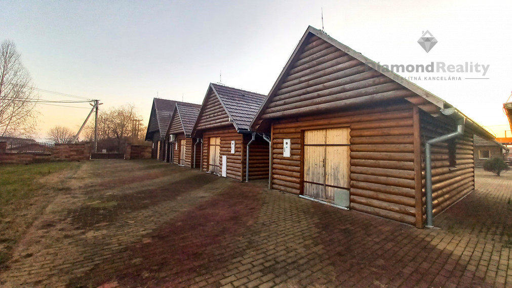 DREVENÝ PREDAJNÝ STÁNOK PRI PENZIÓNE U VINÁRA - VEĽKÝ KRTÍŠ
