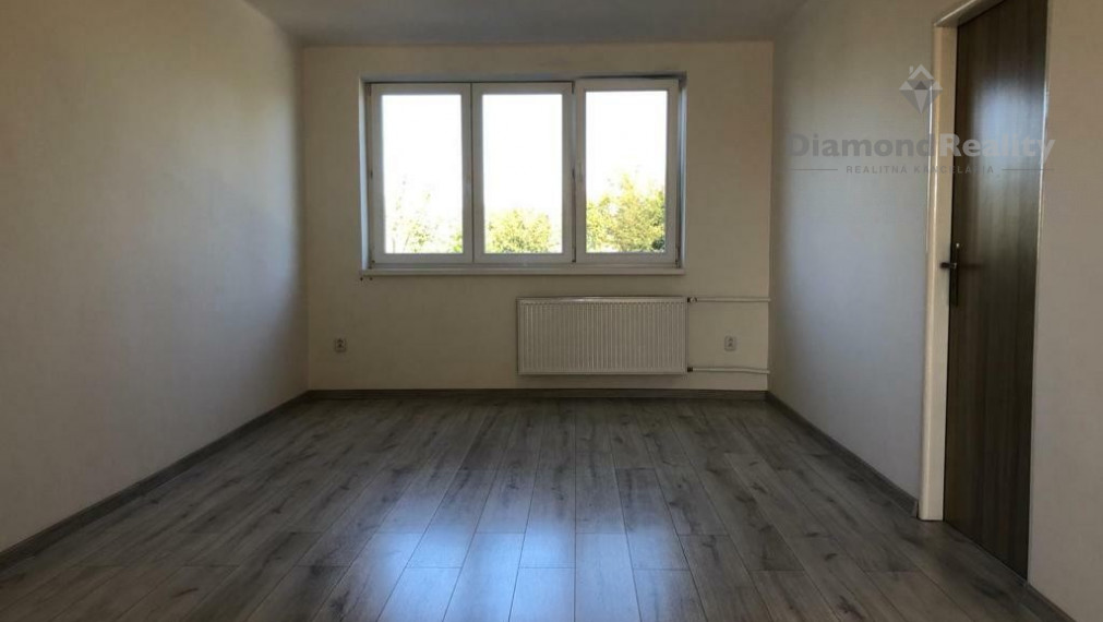 Na predaj pekný svetlý 3 izbový byt s balkónom, Farárske, Trnava.