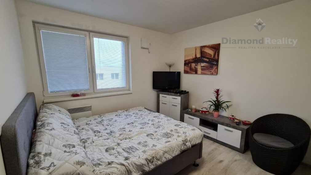 Na prenájom pekný plne zariadený 1 izbový byt s balkónom, Šelpice