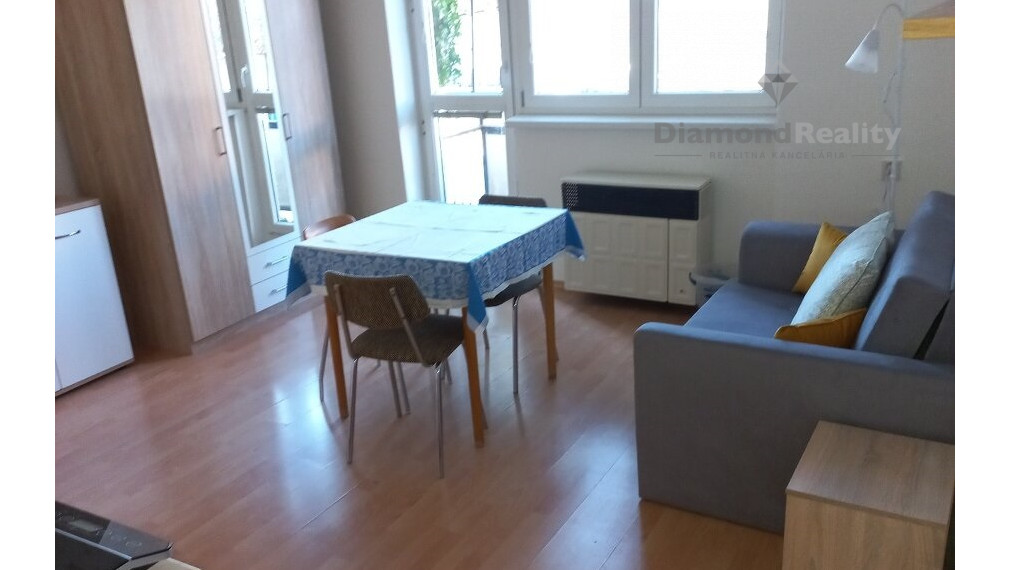 Na prenájom pekná zariadená garsónka, ulica Sladovnícka, Trnava.